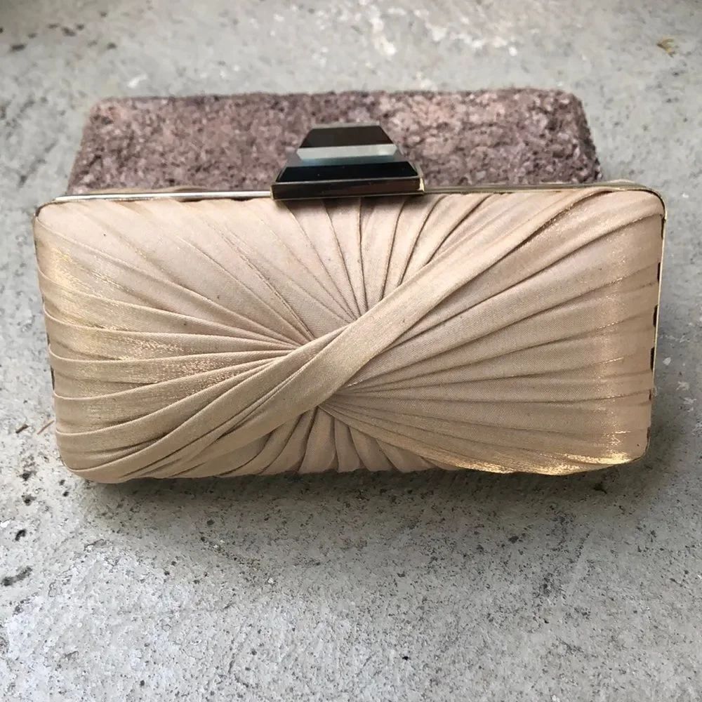 Sandra  Roberts  Clutch